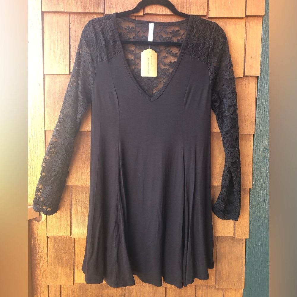 NWT Emerald Boutique Size M Black Knit Lace Circle Swing Long Sleeve LBD Dress